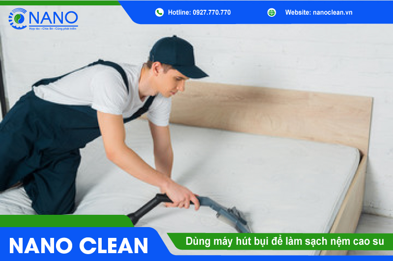 Dùng máy hút bụi để làm sạch nệm cao su Dùng máy hút bụi để làm sạch nệm cao su
