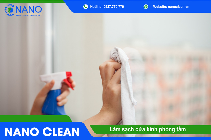 Làm sạch cửa kính phòng tắm