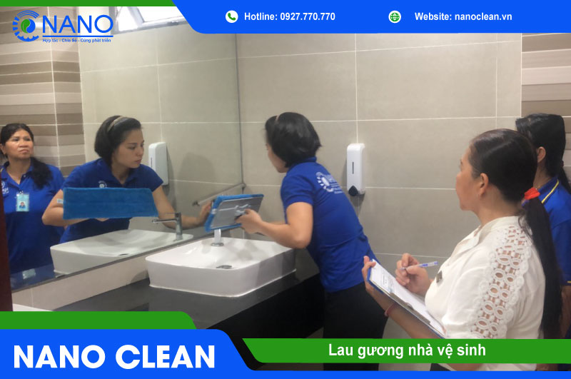 Lau gương nhà vệ sinh