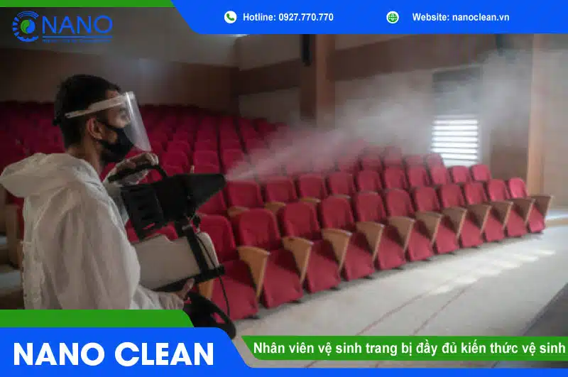 nhan vien ve sinh trang bi day du kien thuc ve sinh