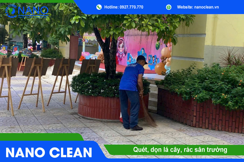 Quét, dọn lá cây, rác sân trường