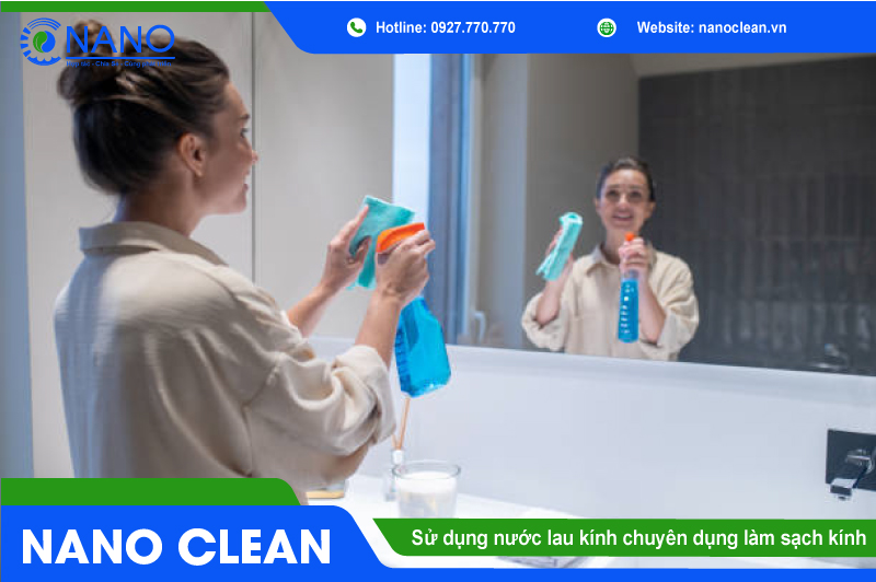 Sử dụng nước lau kính chuyên dụng để làm sạch kính