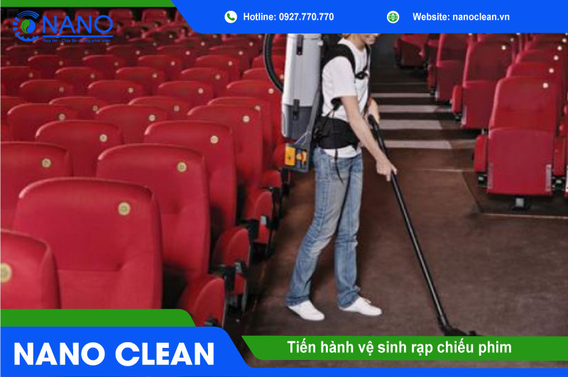 Tiến hành vệ sinh rạp chiếu phim