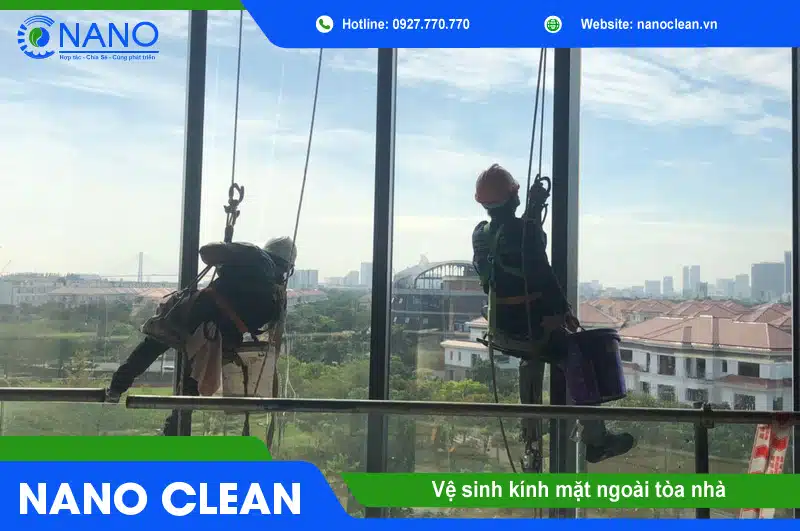 ve sinh kinh mat ngoai toa nha