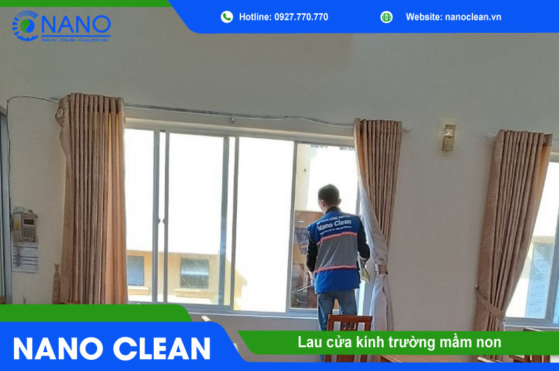 Lau cửa kính trường mầm non sạch sáng