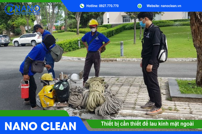 Thiết bị cần thiết để lau kính mặt ngoài
