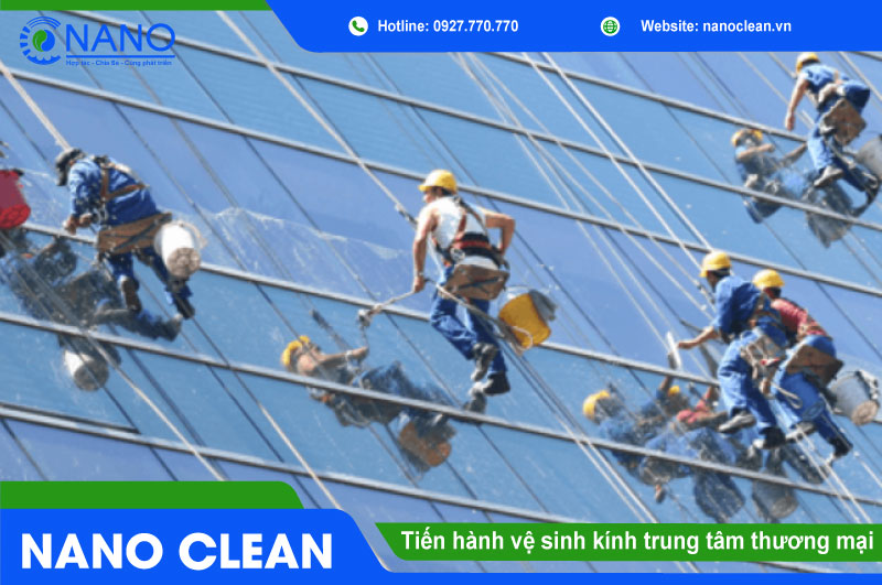 Tiến hành vệ sinh kính trung tâm thương mại