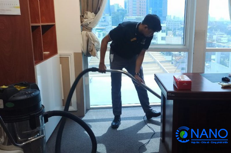 So sánh dịch vụ vệ sinh văn phòng giá rẻ và chuyên nghiệp