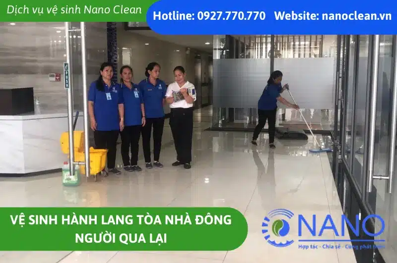 Vệ Sinh Hành Lang Tòa Nhà Đông Người Qua Lại
