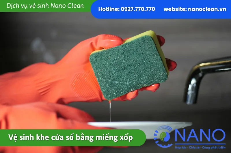 Vệ sinh khe cửa sổ bằng miếng rửa chén xốp